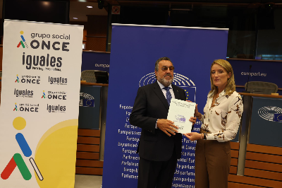 Roberta Metsola y Miguel Carballeda posando con el acuerdo firmado