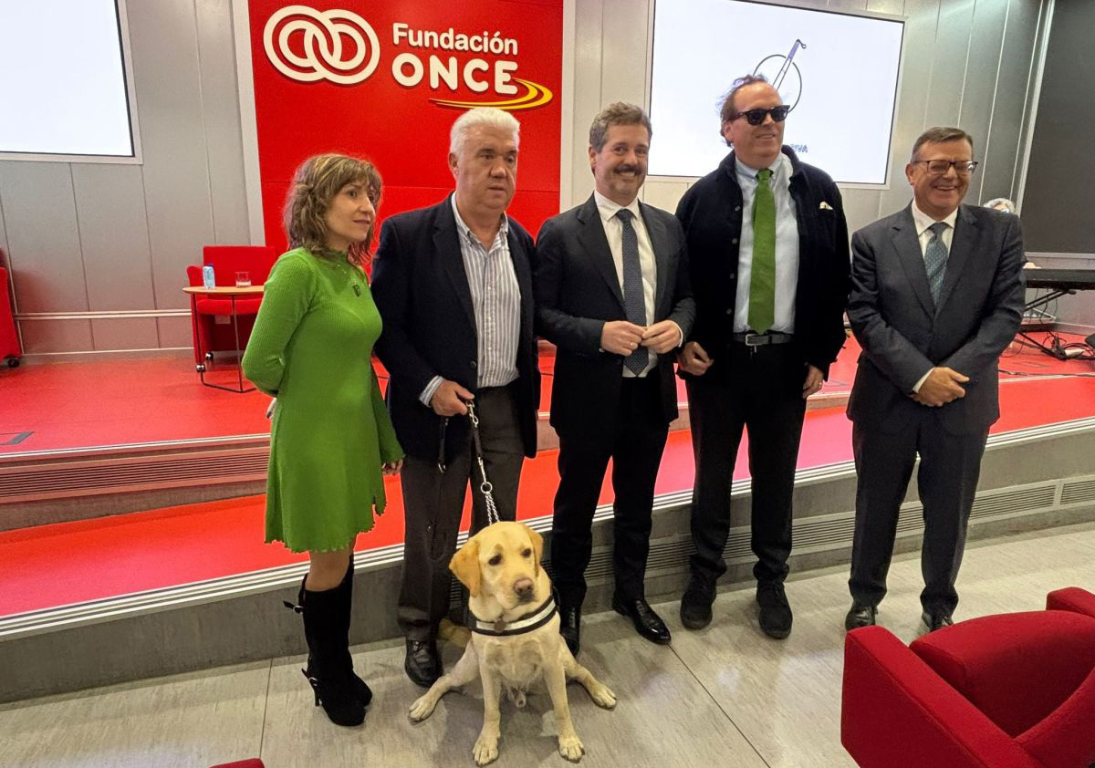 Foto de familia de los participantes en la presentación de Letras Inclusivas