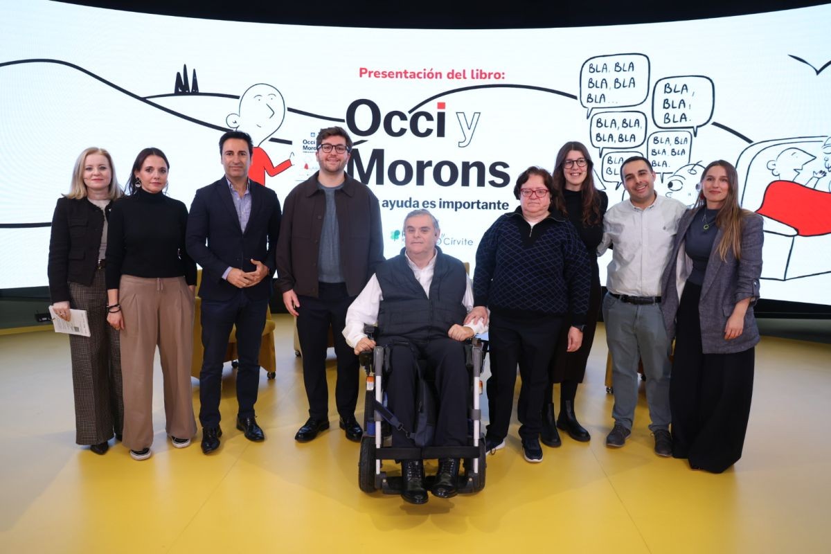 Foto de familia del acto de presentación de la guía
