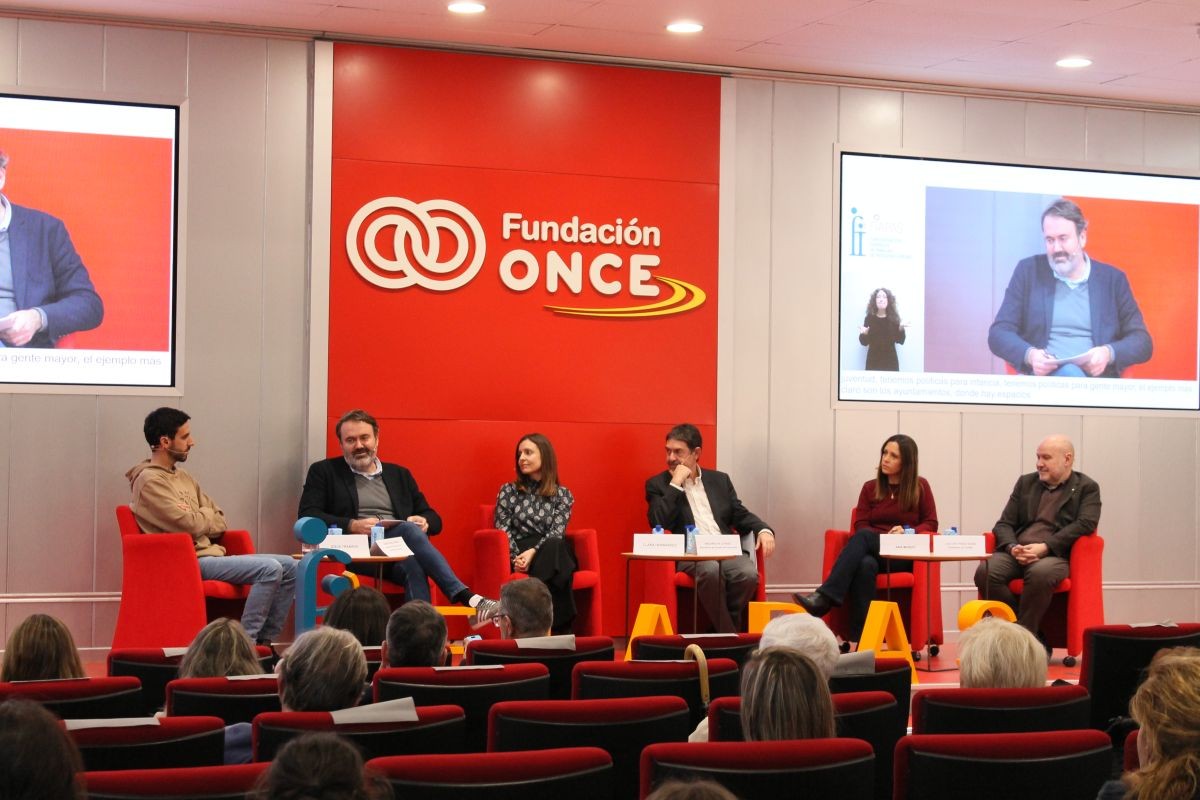 Foto de la mesa de presentación de la película en la sede de Fundación ONCE