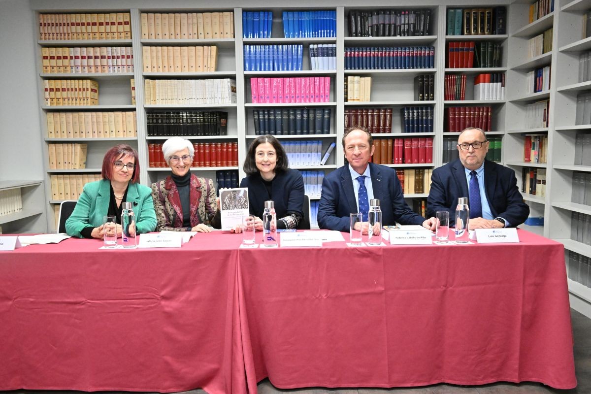 De izquierda a derecha: Pilar Villarino, María José Segarra, Concepción Pilar Barrio Del Olmo, Federico Cabello de Alba y Luis Gonzaga