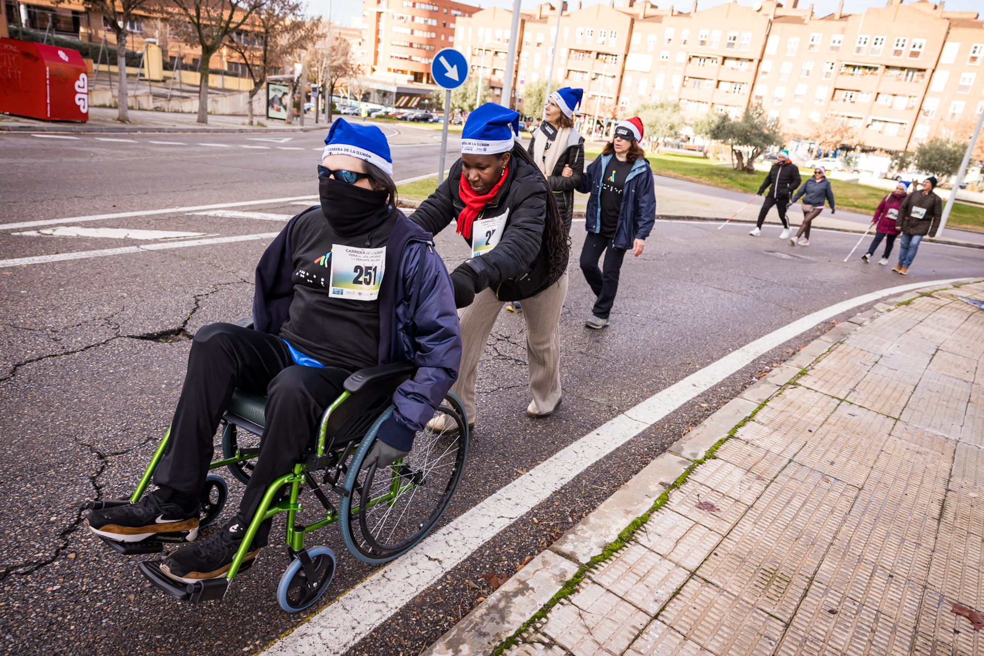 Personas ciegas y en silla de ruedas participando en la carrera de la ilusión de Toledo