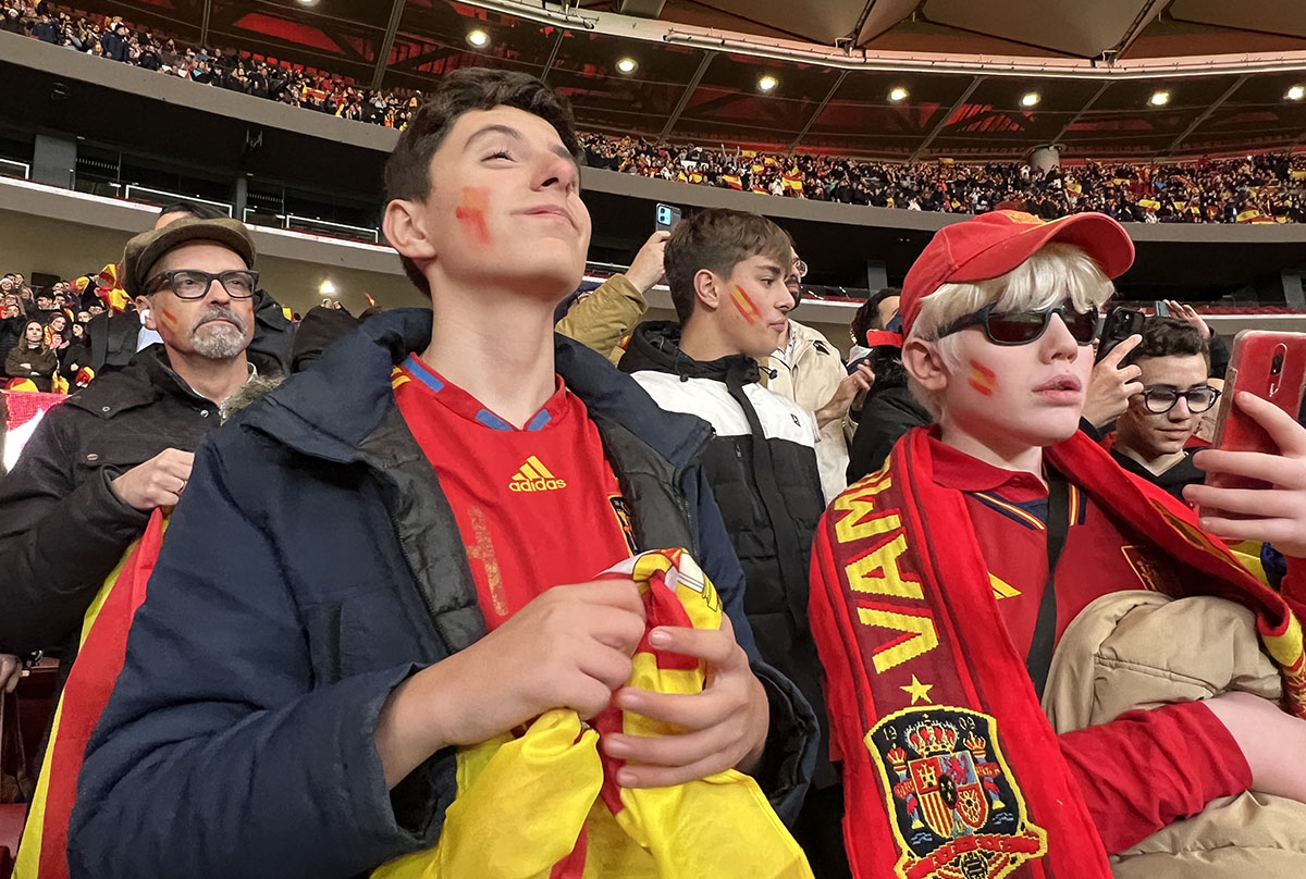 Varios de los chavales disfrutan del partido