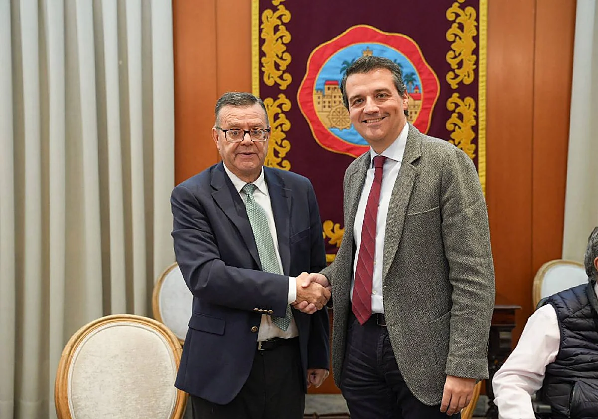 José Luis Martínez Donoso y José María Bellido estrechan sus manos tras el acuerdo