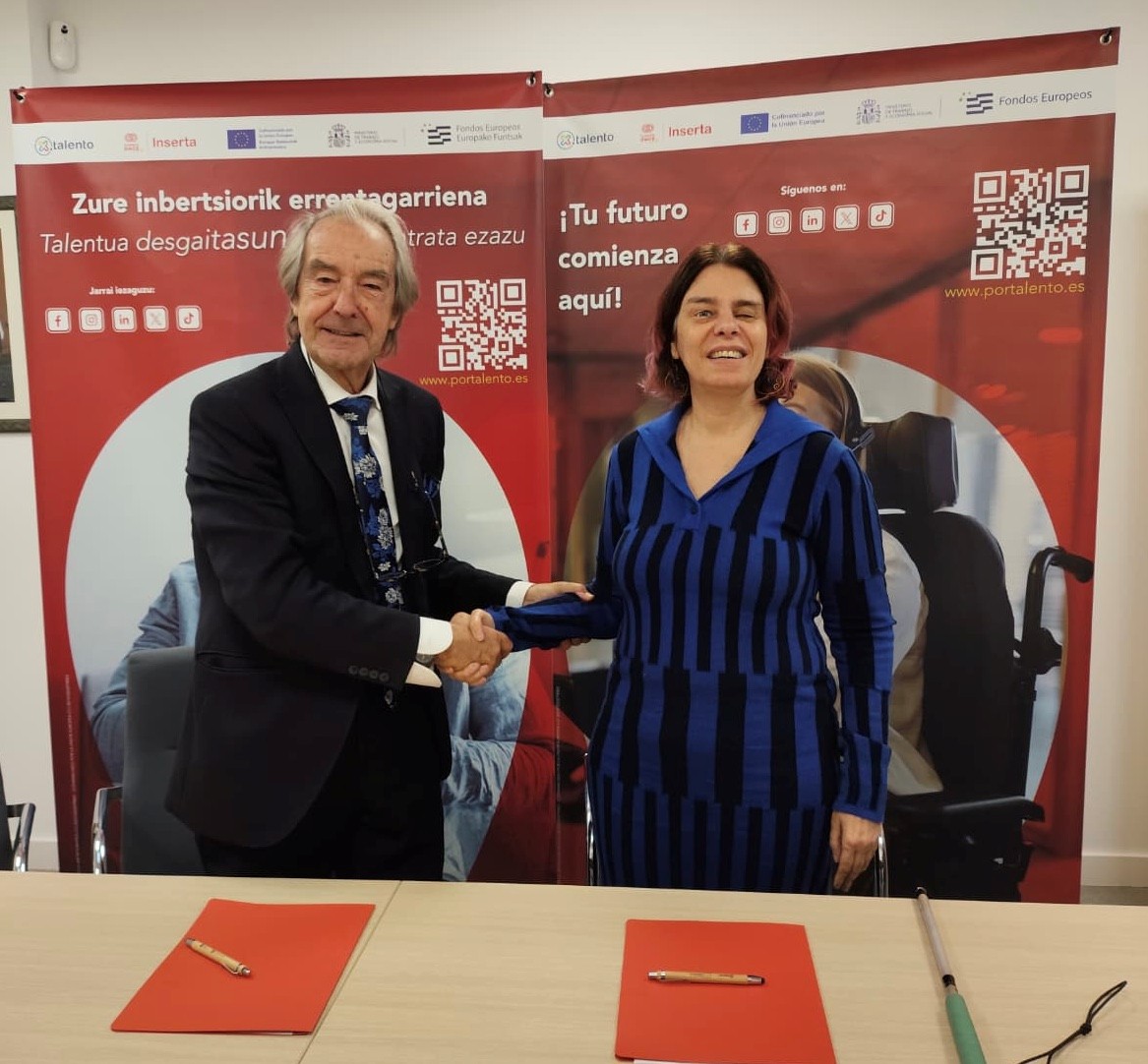 Victor Manuel Ibáñez y Virginia Carcedo estrechan sus manos tras la firma del acuerdo