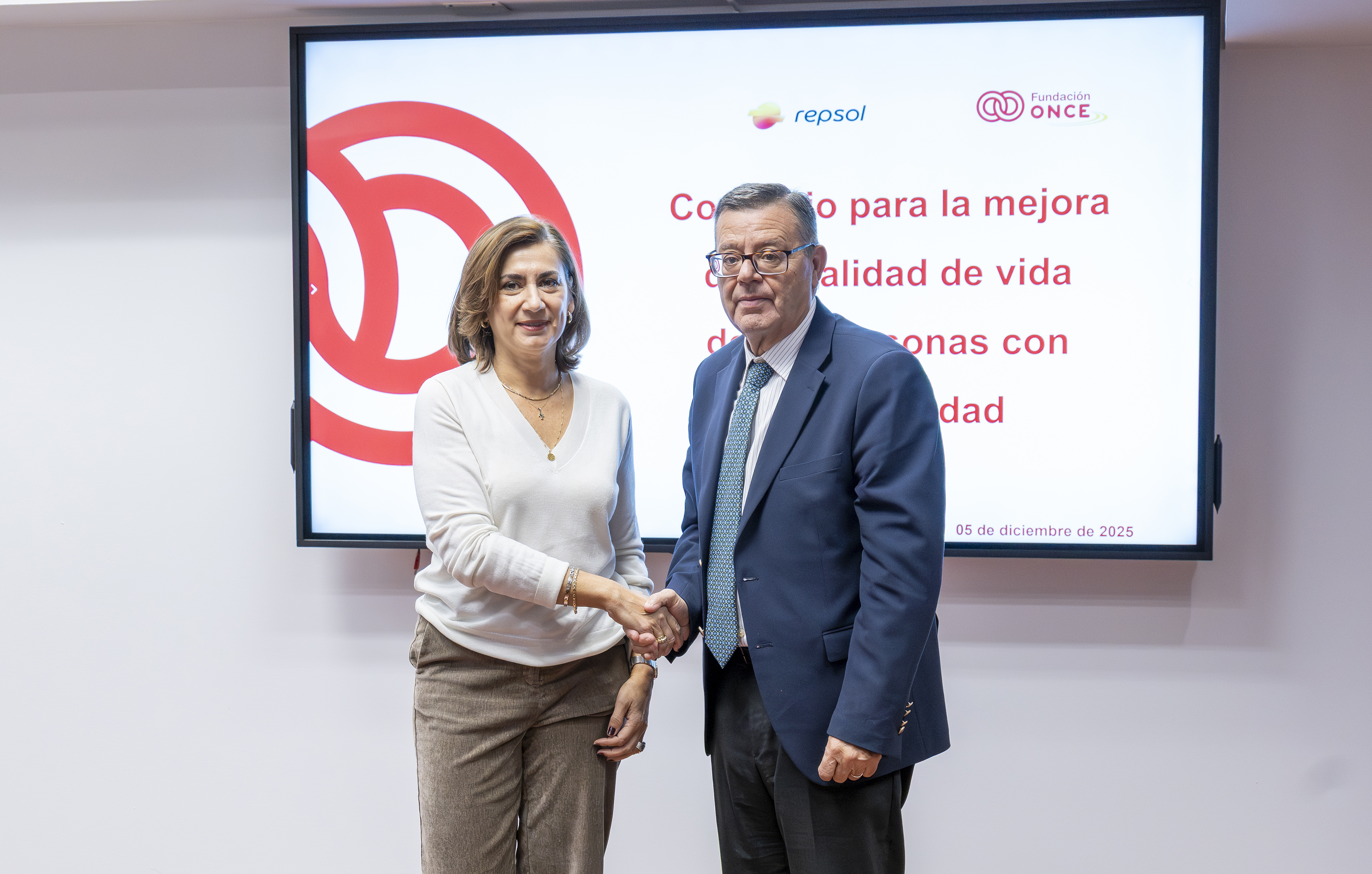 La directora general de Personas y Organización de Repsol, Carmen Muñoz, y el director general de Fundación ONCE, José Luis Martínez Donoso, estrechan sus manos