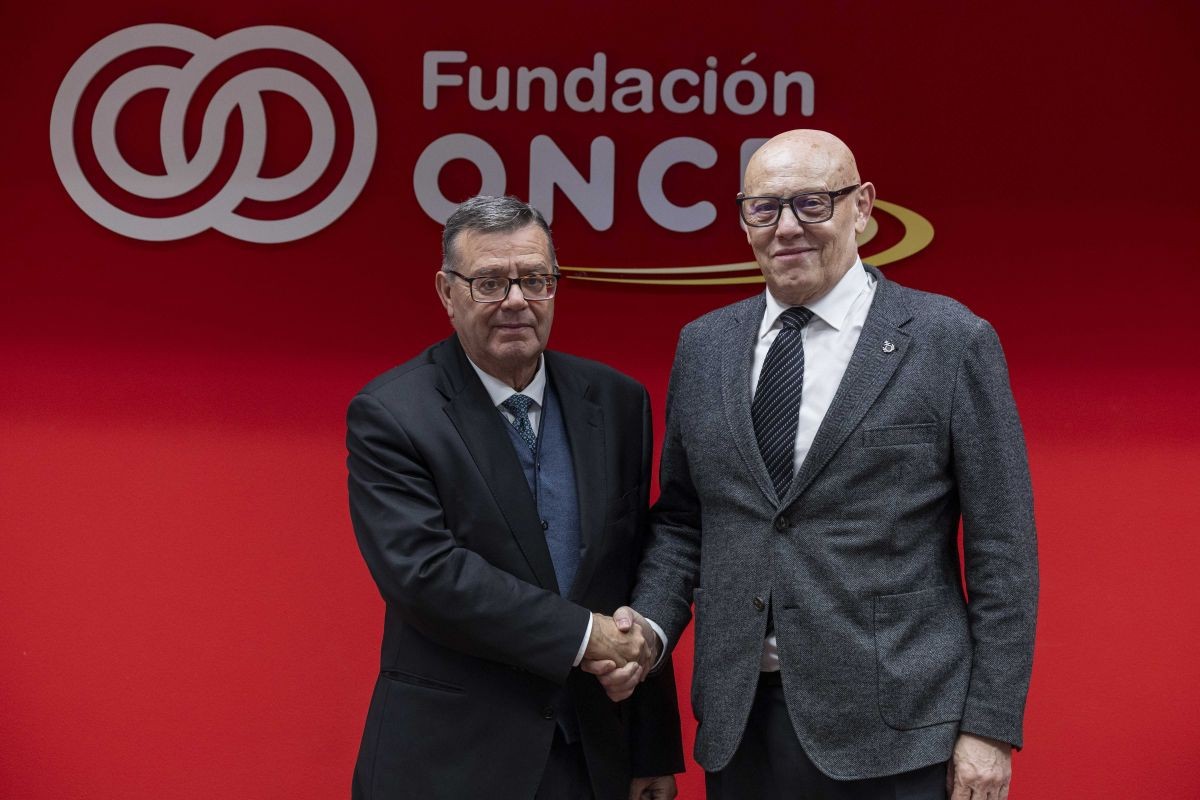  Foto de los firmantes estrechándose la mano | Foto Jorge Villa