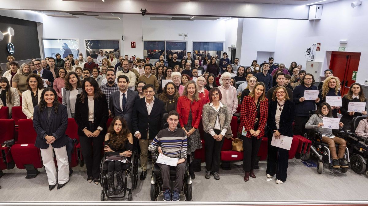 Foto de familia del acto de entrega de becas Oportunidad al Talento de Fundación ONCE