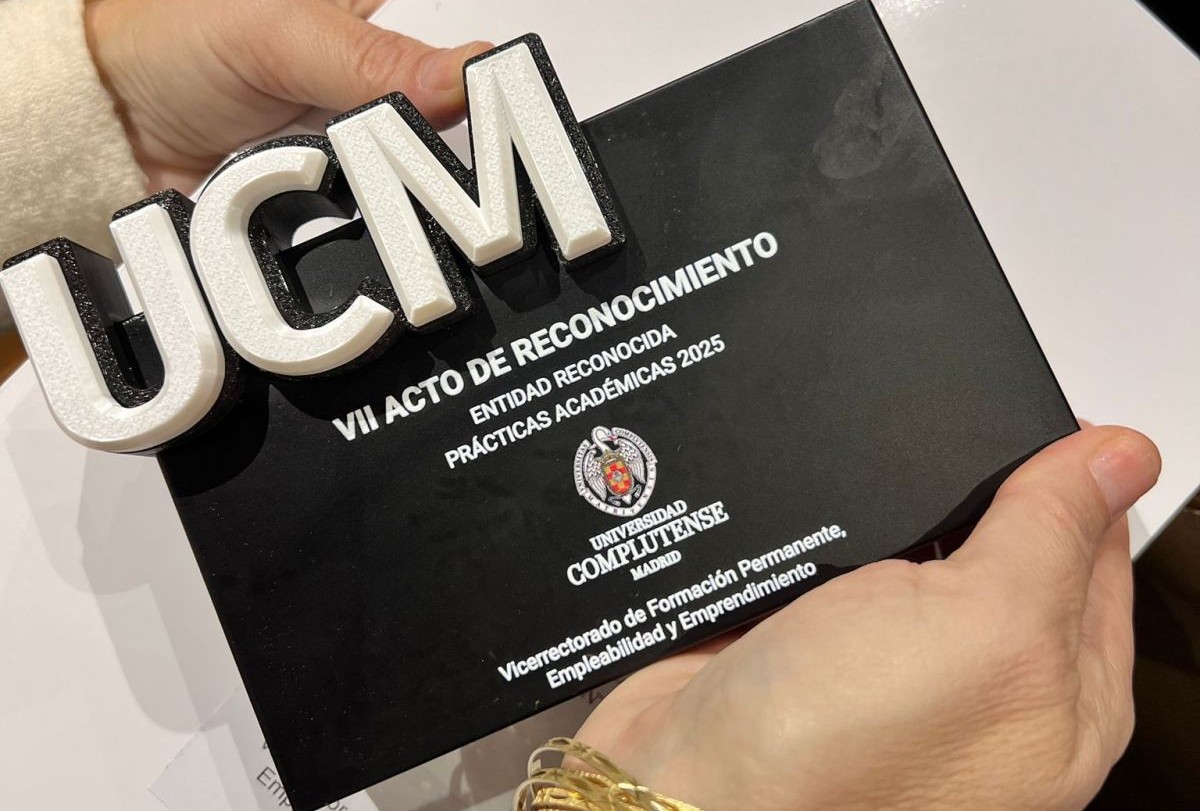 Placa del reconocimiento de la UCM a Fundación ONCE