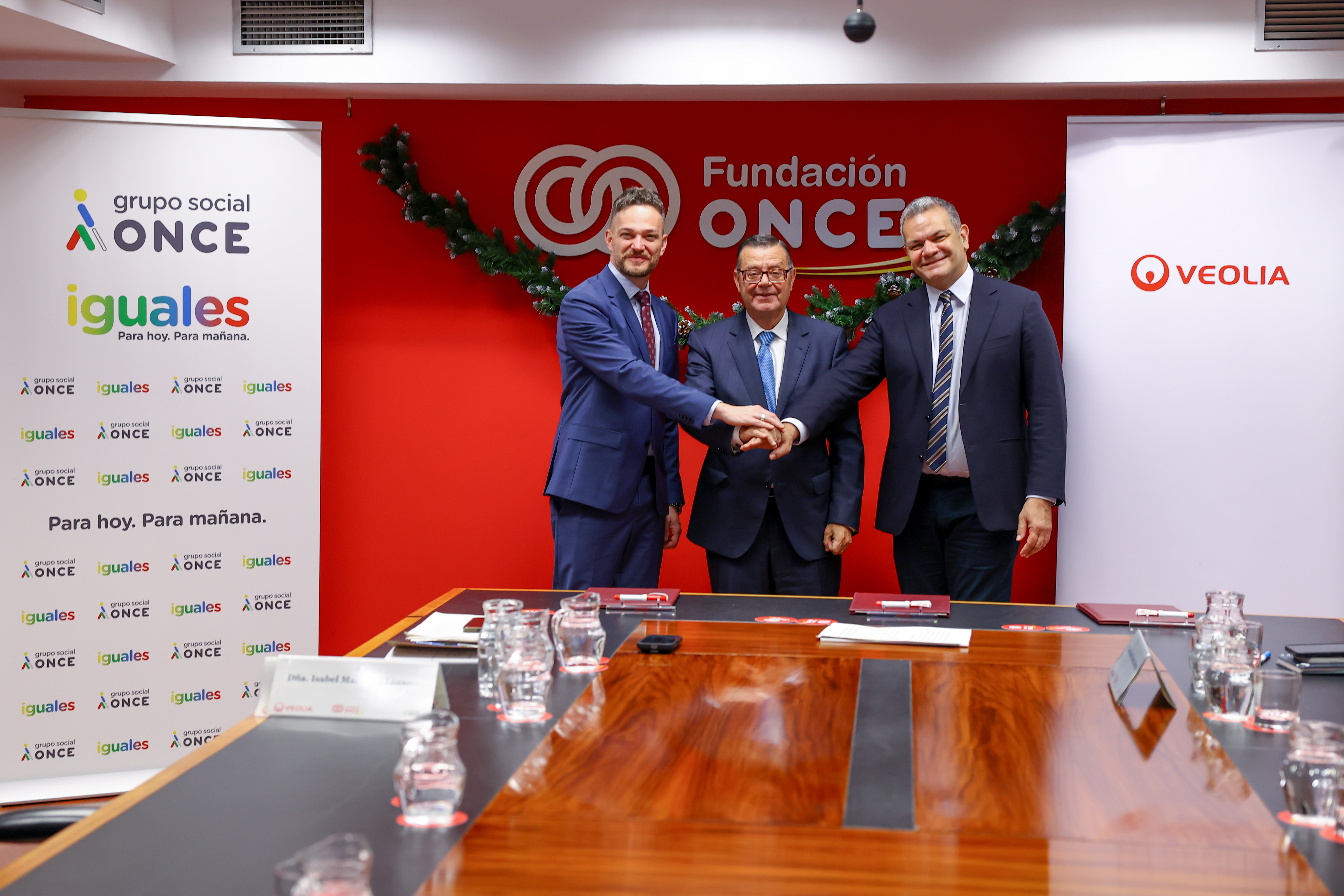  Felipe Campos, presidente y patrono delegado de Fundación Aquae, José Luis Martínez Donoso, director general de Fundación ONCE, y José Carlos Guerra, director de Comunicación y Marketing de Veolia en España.&nbsp;