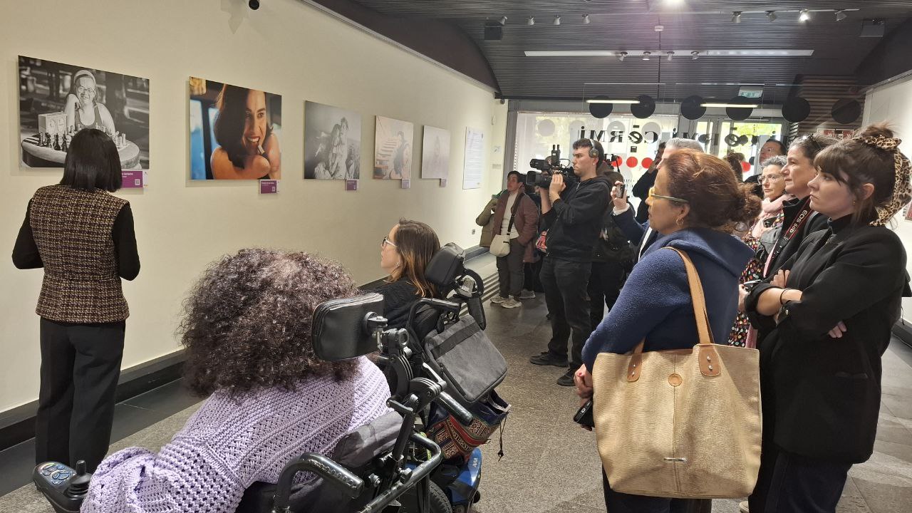 Momento de la visita guiada de la exposición 