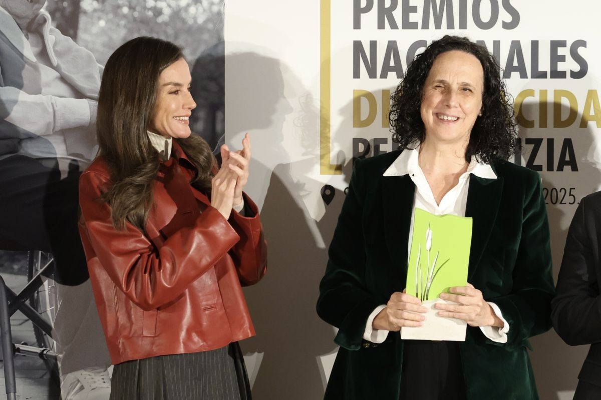 La reina Letizia, a la izda., junto a Ana Peláez nada más entregarle el premio