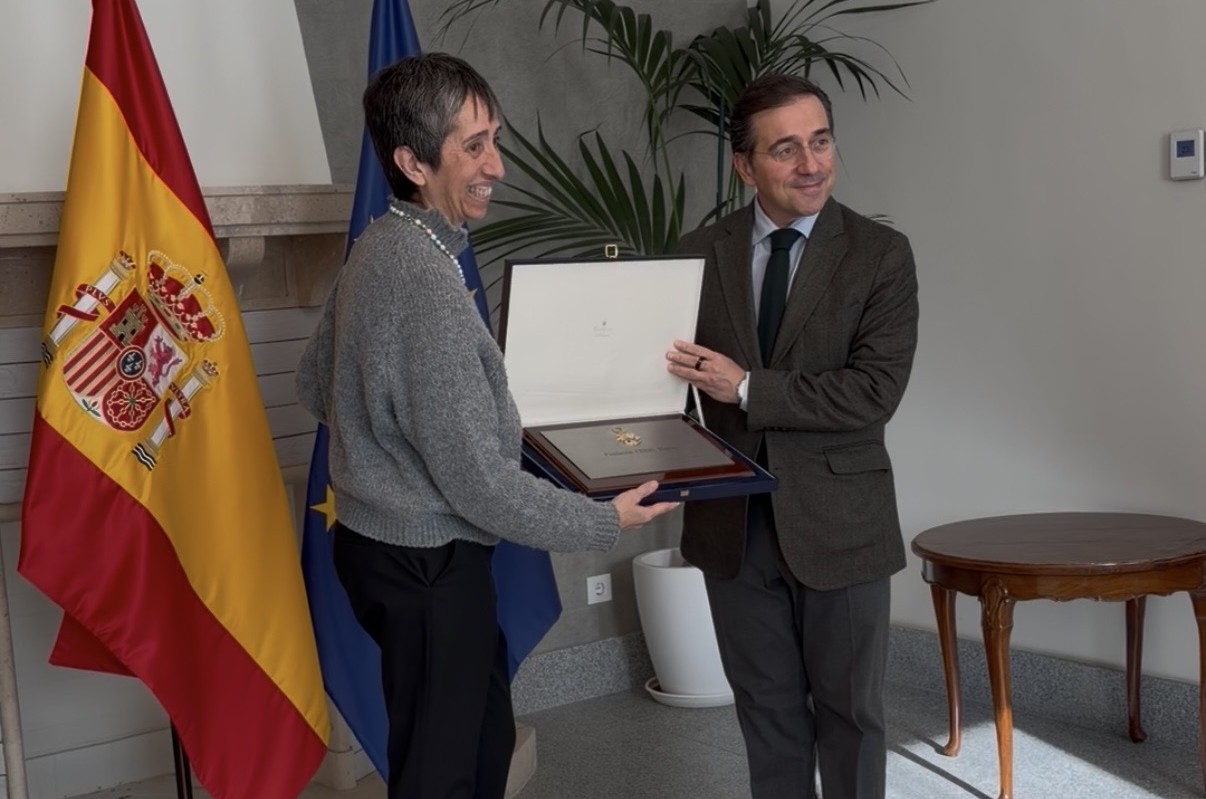 La presidenta de la Fundación CERMI Mujeres, Concepción Díaz, con la ayuda del ministro Albares, muestra la Placa de Honor