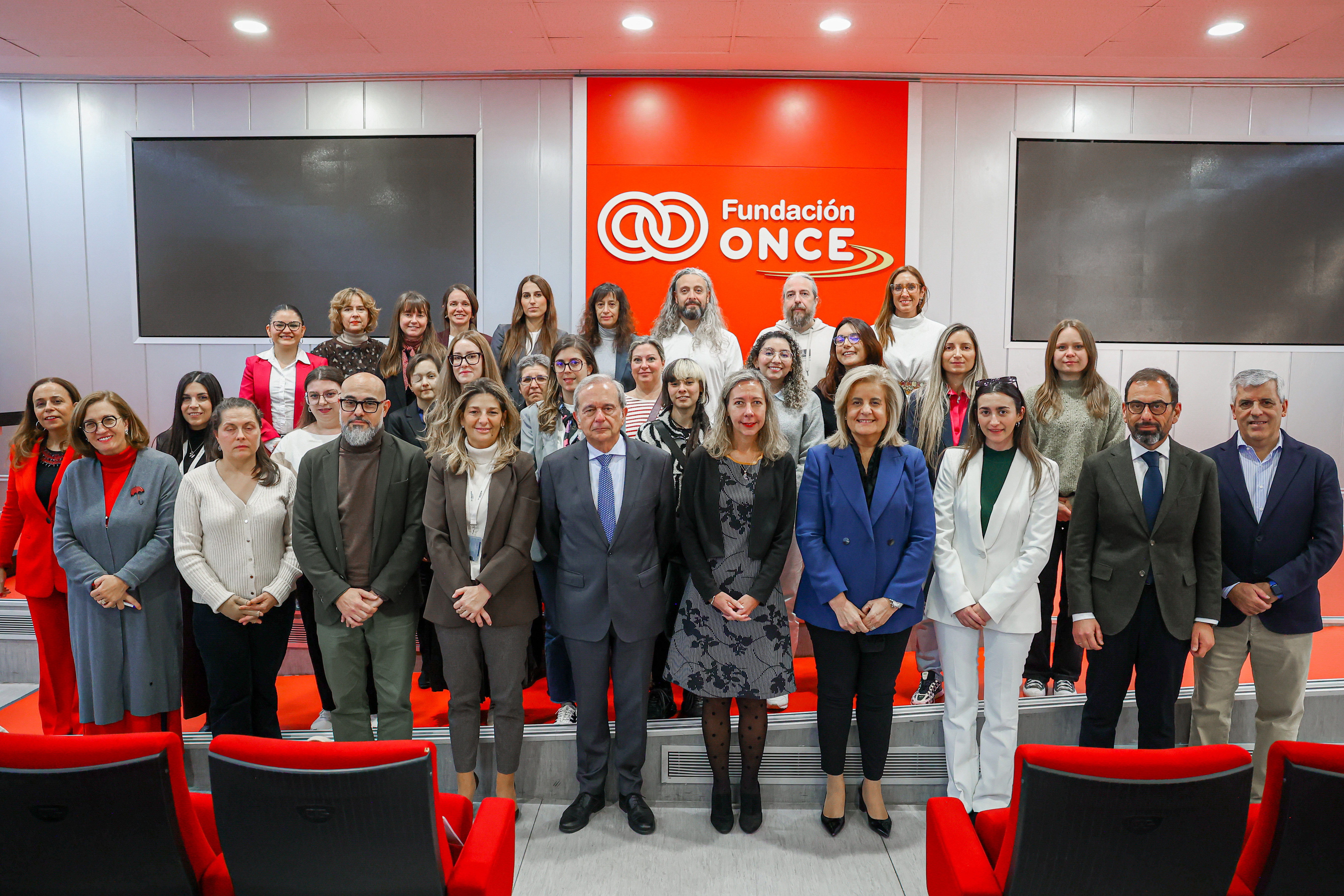 Foto de familia de las alumnas y responsables de las entidades promotoras del programa RADIA en el acto inaugural del nuevo curso