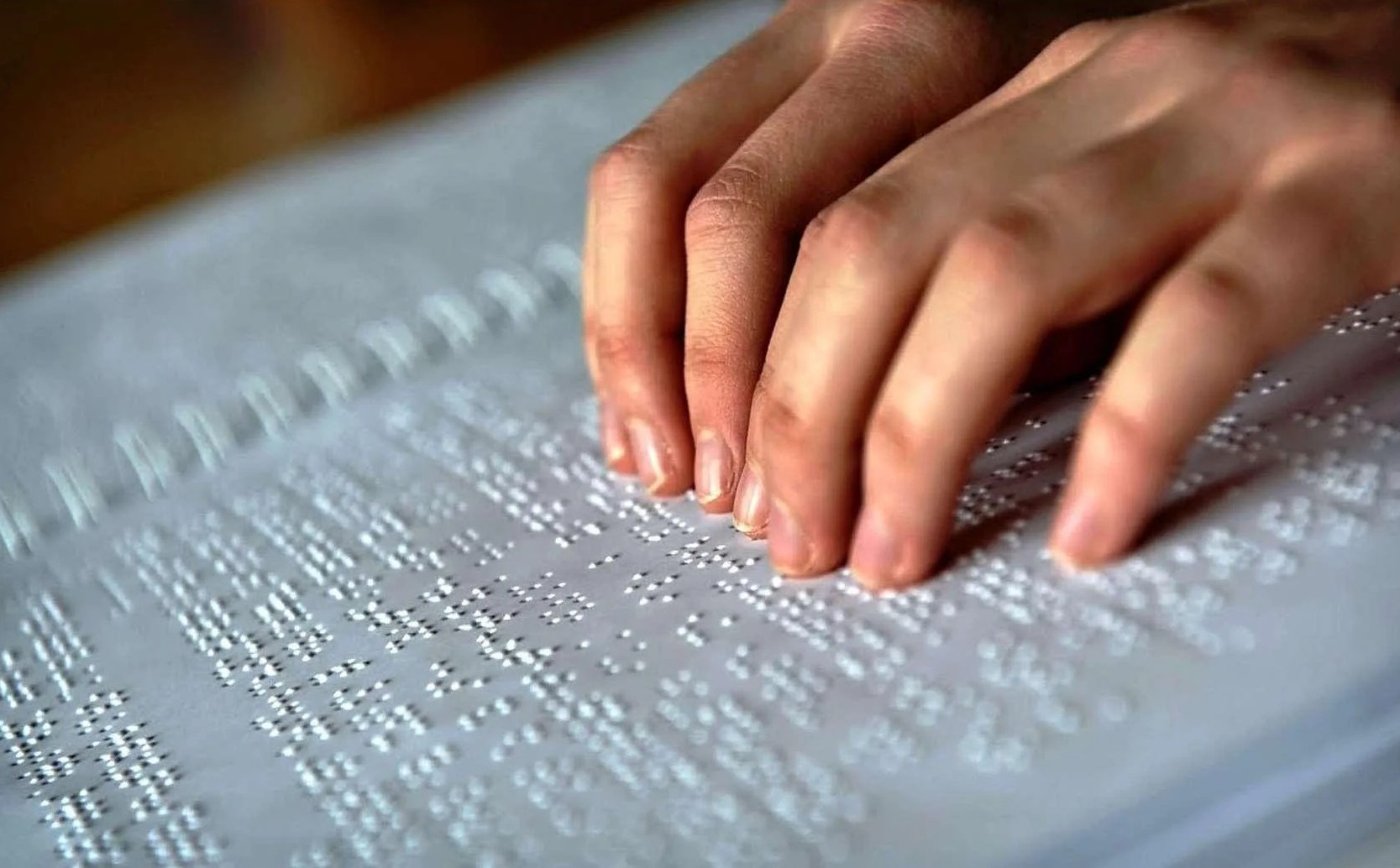 Manos leyendo un texto en braille