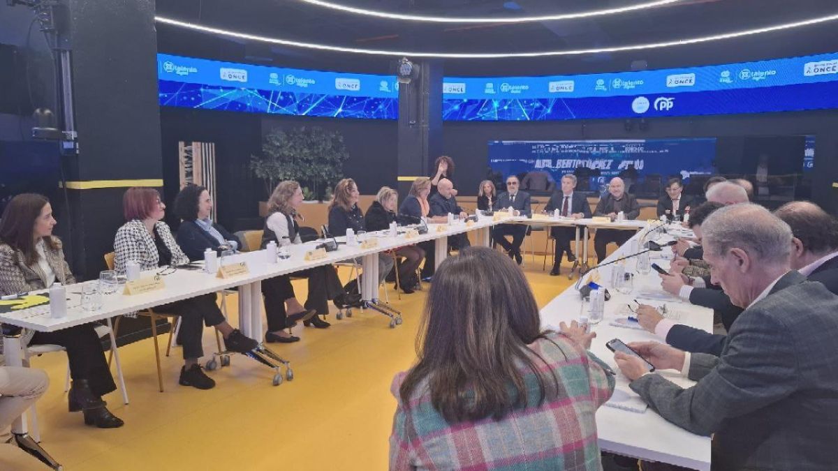 Momento de la reunión de Feijóo con el CERMI en la sede de Por Talento Digital de Fundación ONCE