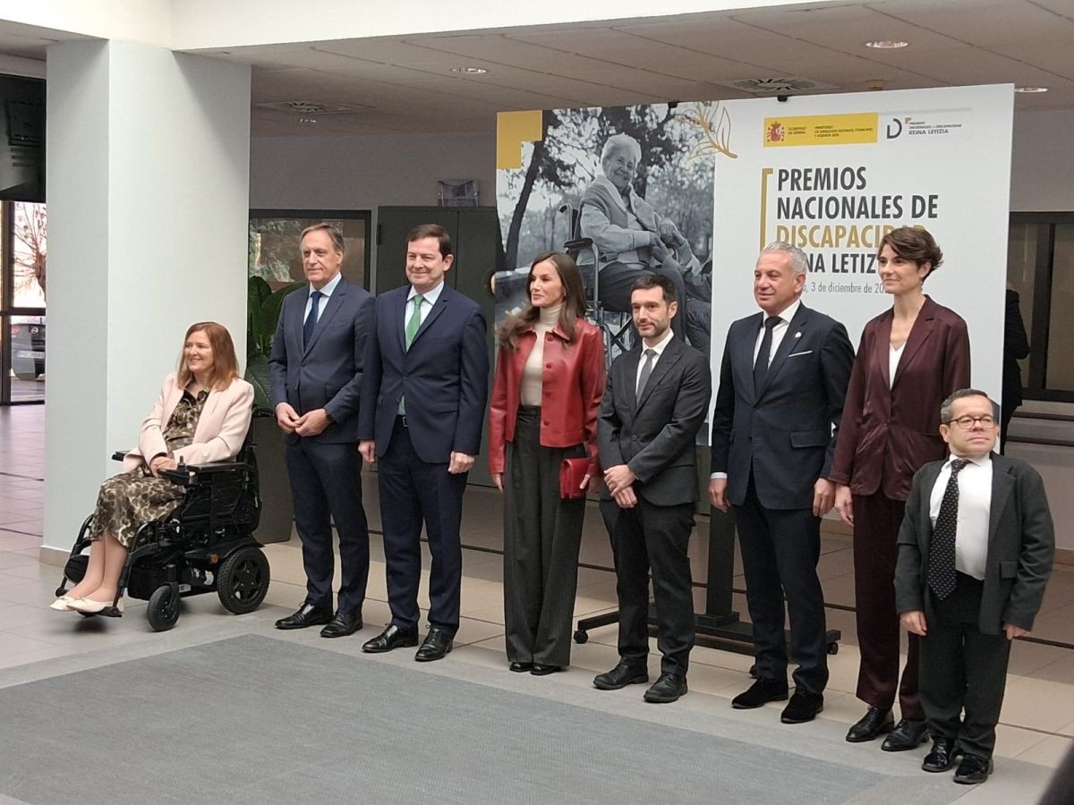 La Reina junto al ministerio de Derechos Sociales, Pablo Bustinduy, y otras autoridades en el acto de entrega de los premios| Foto de Servimedia