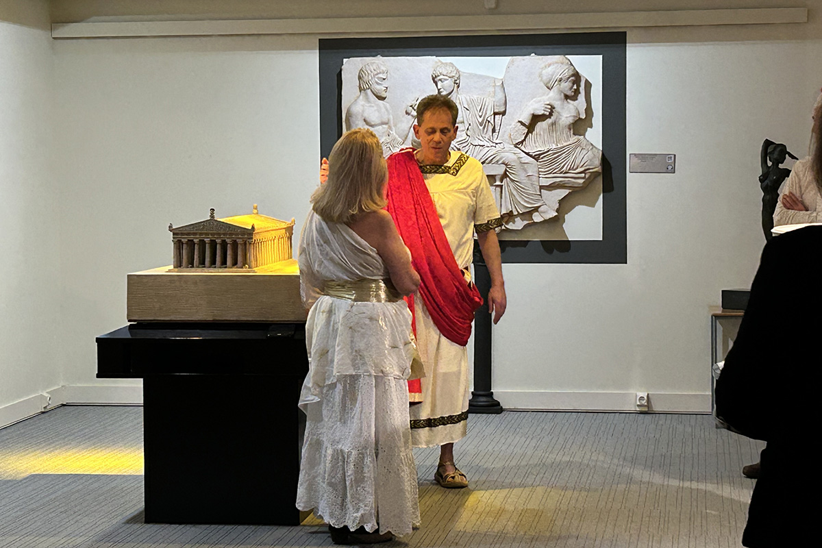 Los actores teatralizan la maqueta del Partenón
