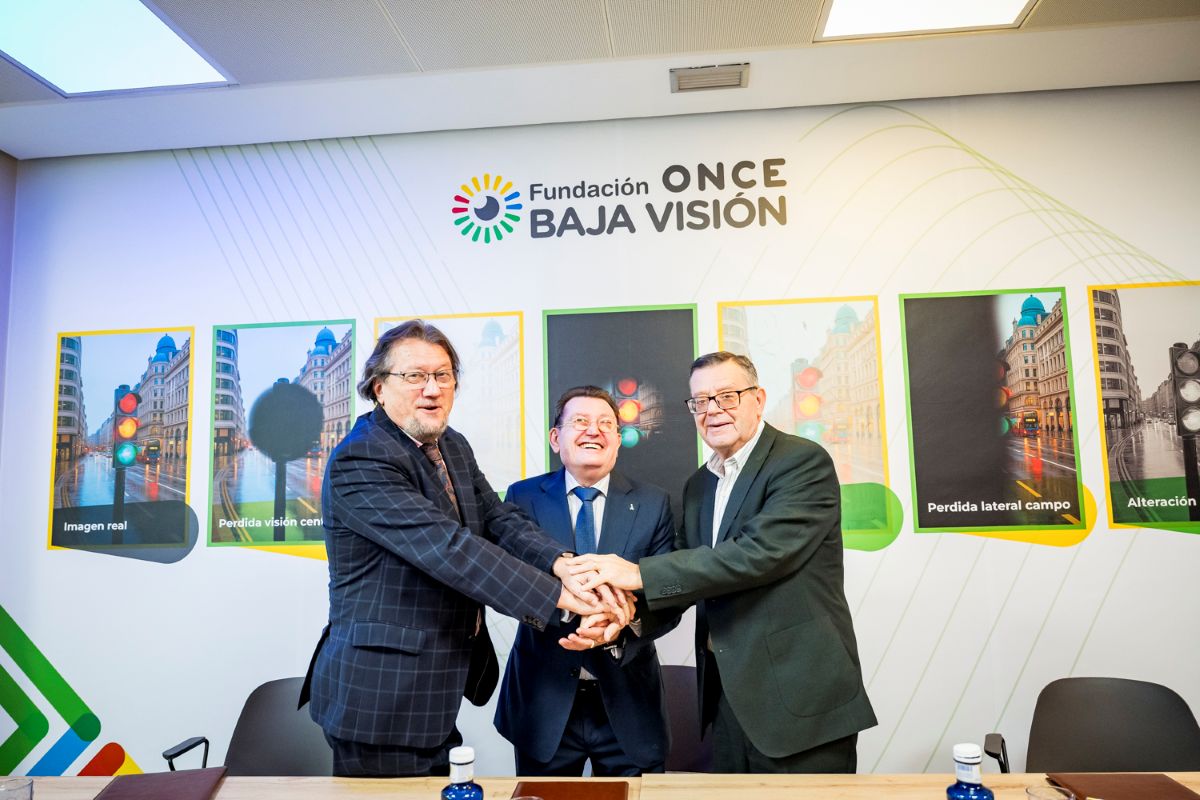 Rafael Ignacio Barraquer, Ángel Sánchez y José Luis Martínez Donoso estrechan sus manos tras el acuerdo