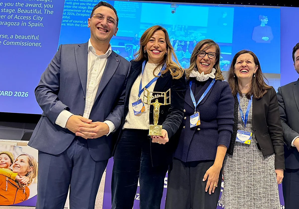 La alcaldesa de Zaragoza, junto a sus colaboradores, muestra el premio