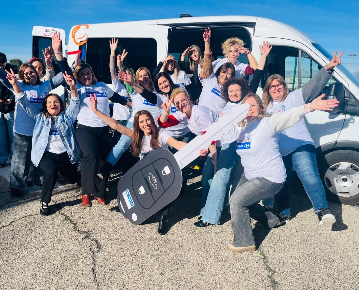 Miembros de Fundación Solidaridad Carrefour con el vehículo | Foto de las tres fundaciones