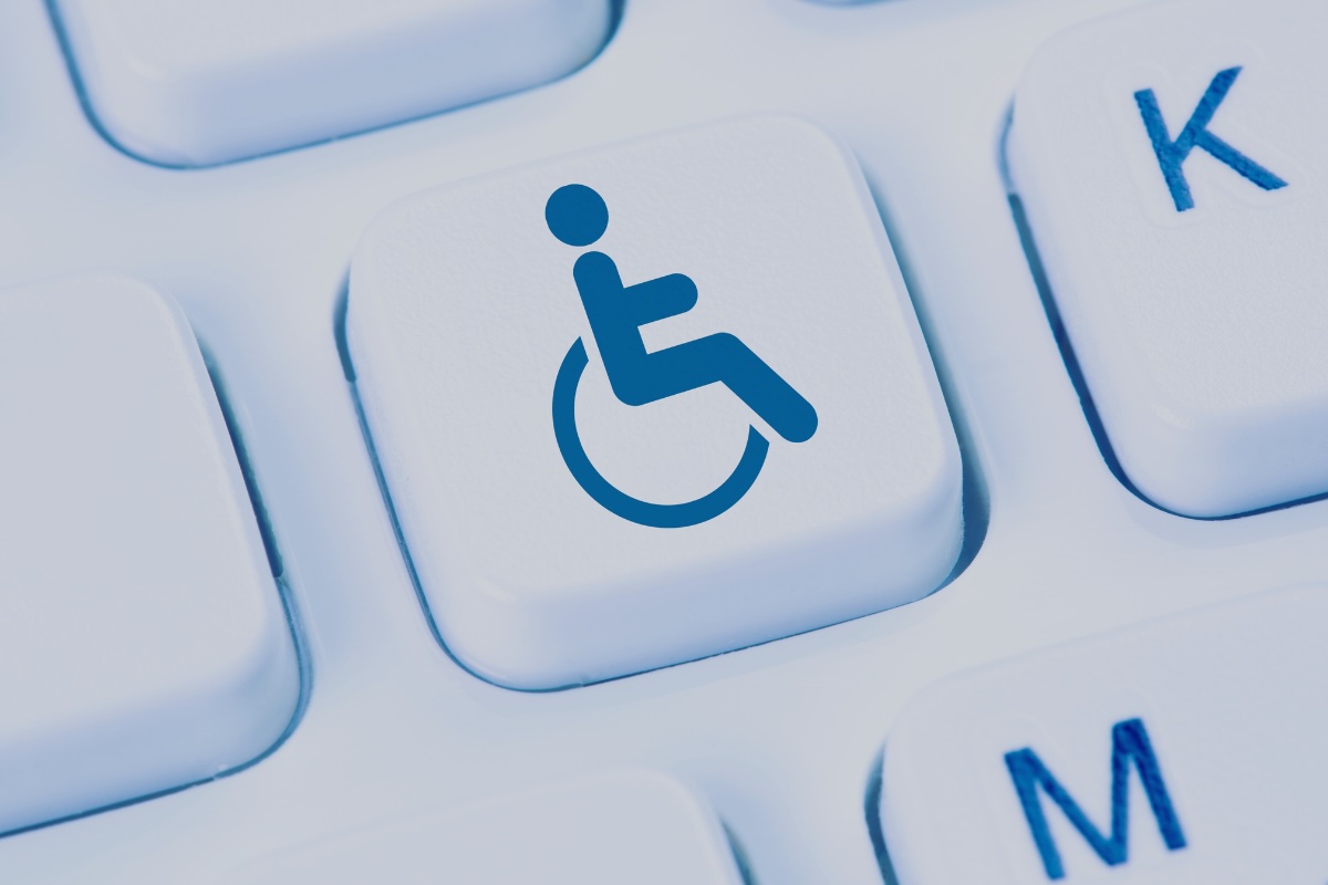 Un teclado de ordenador con una tecla con el símbolo de la discapacidad