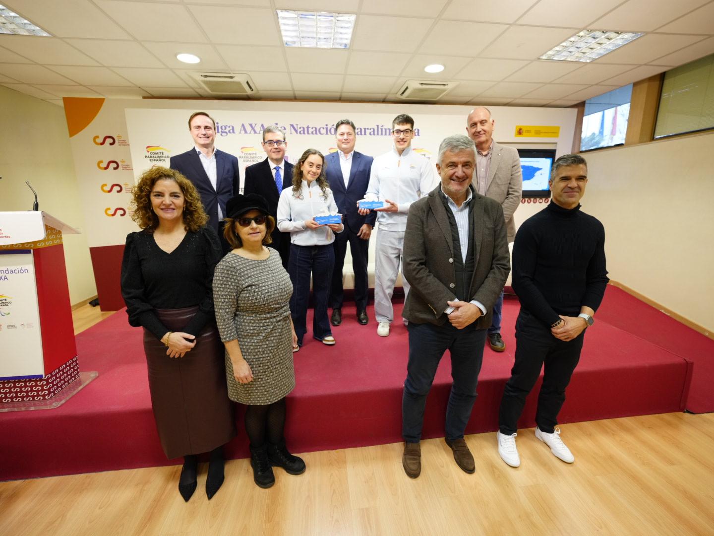 Foto de familia de los deportistas ganadores, Beatriz Lérida y Marco Ozaeta, junto a responsables de CPE, Axa, CSD y diversas federaciones deportivas paralímpicas