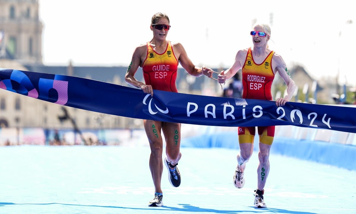 Susana Rodríguez (derecha) y Sara Pérez entran en la meta como ganadoras del triatlón en los Juegos Paralímpicos de París 2024 | Foto de CPE