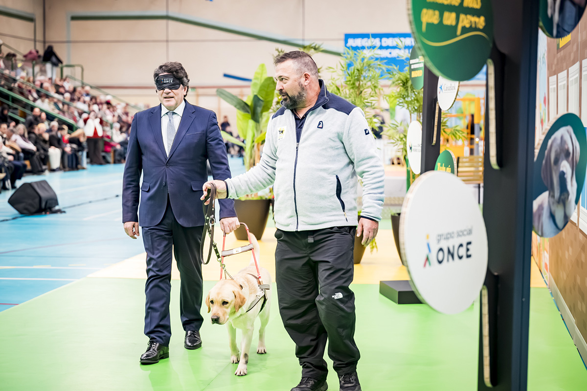 El concejal presidente de Hortaleza realiza el circuito con perro guía