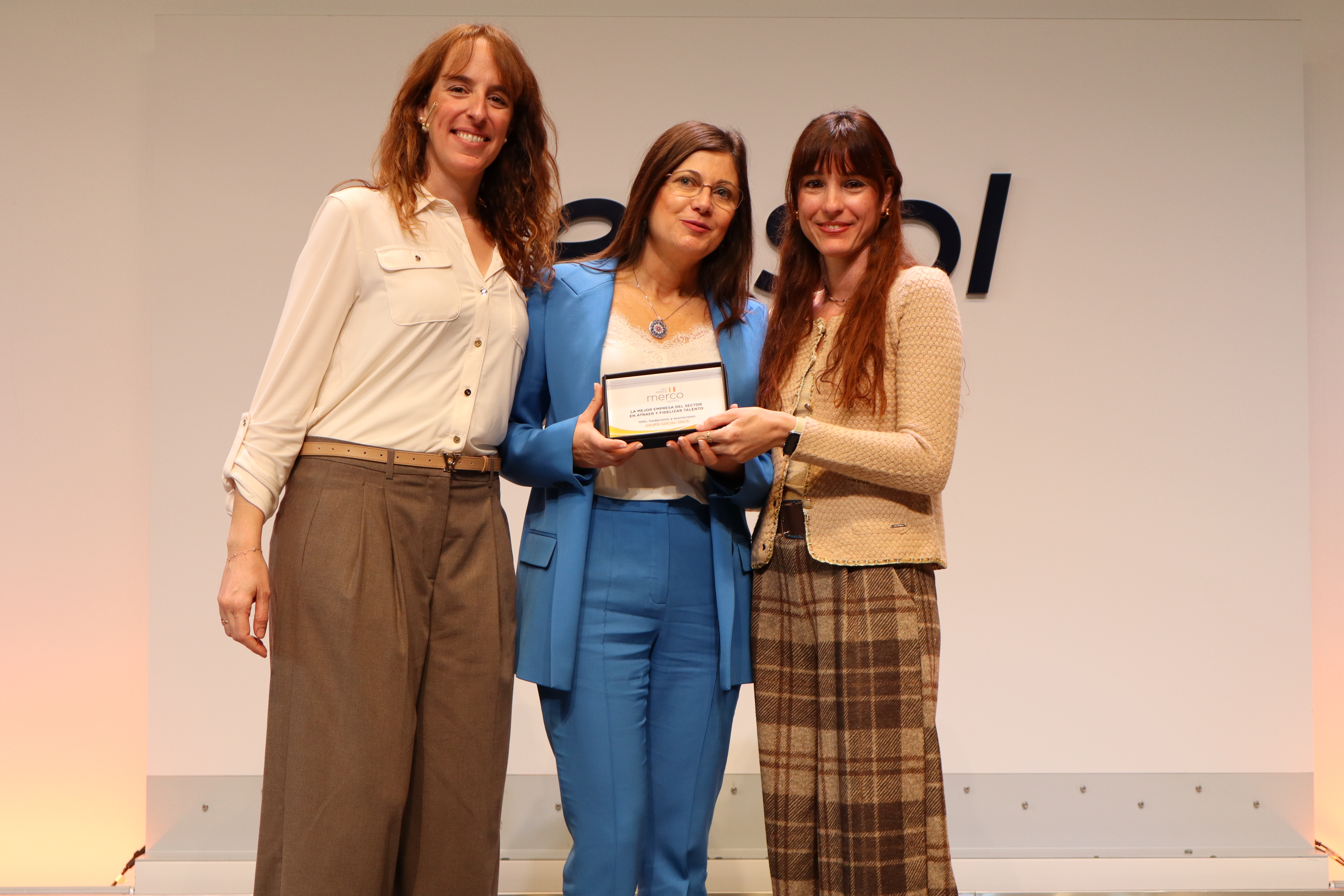 Virginia Castellano, en el centro de la imagen, muestra el galardón de Merco Talento España 2025