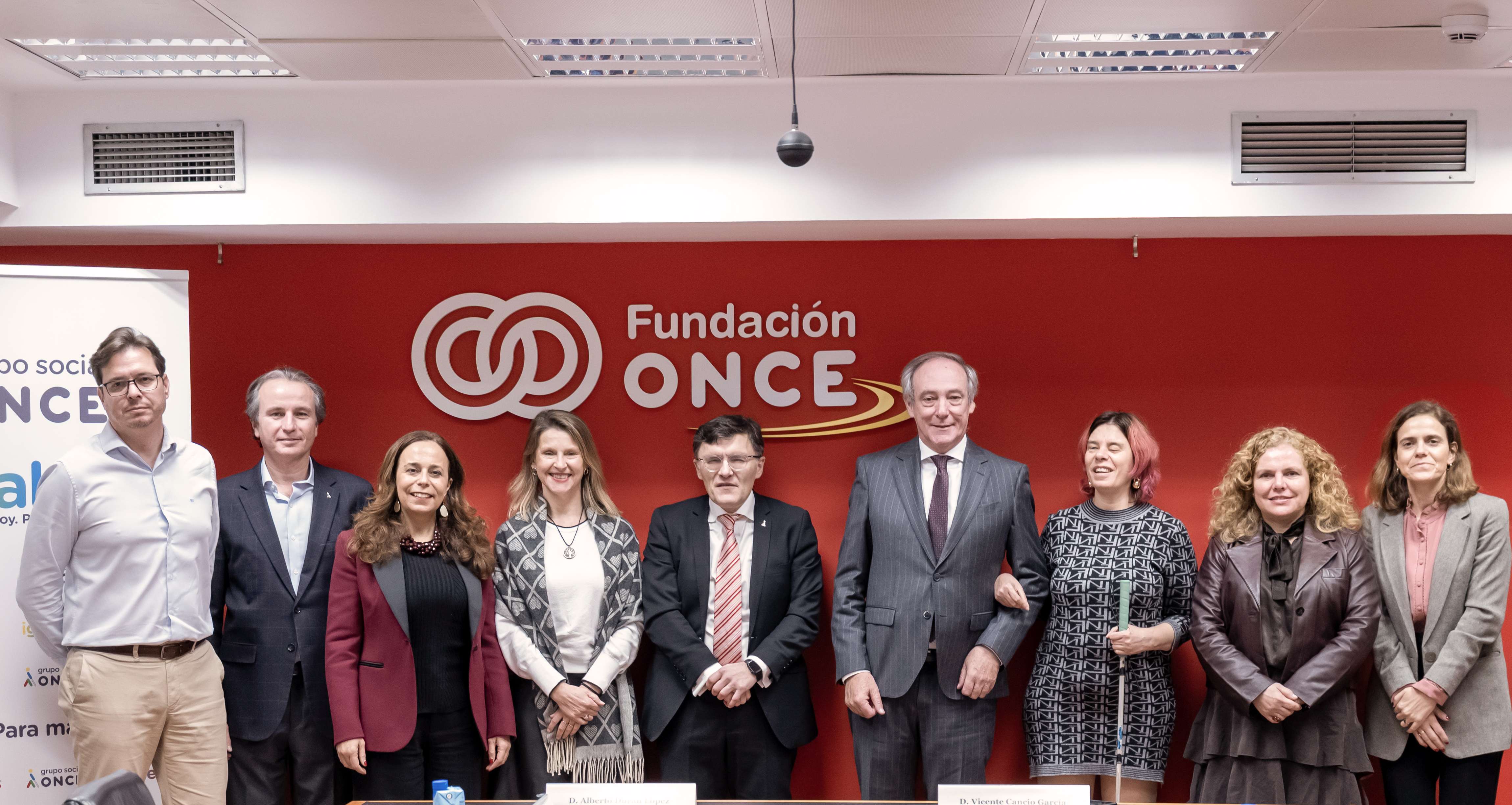 Foto de familia de los representantes de Fundació ONCE y Zúrich Seguros España