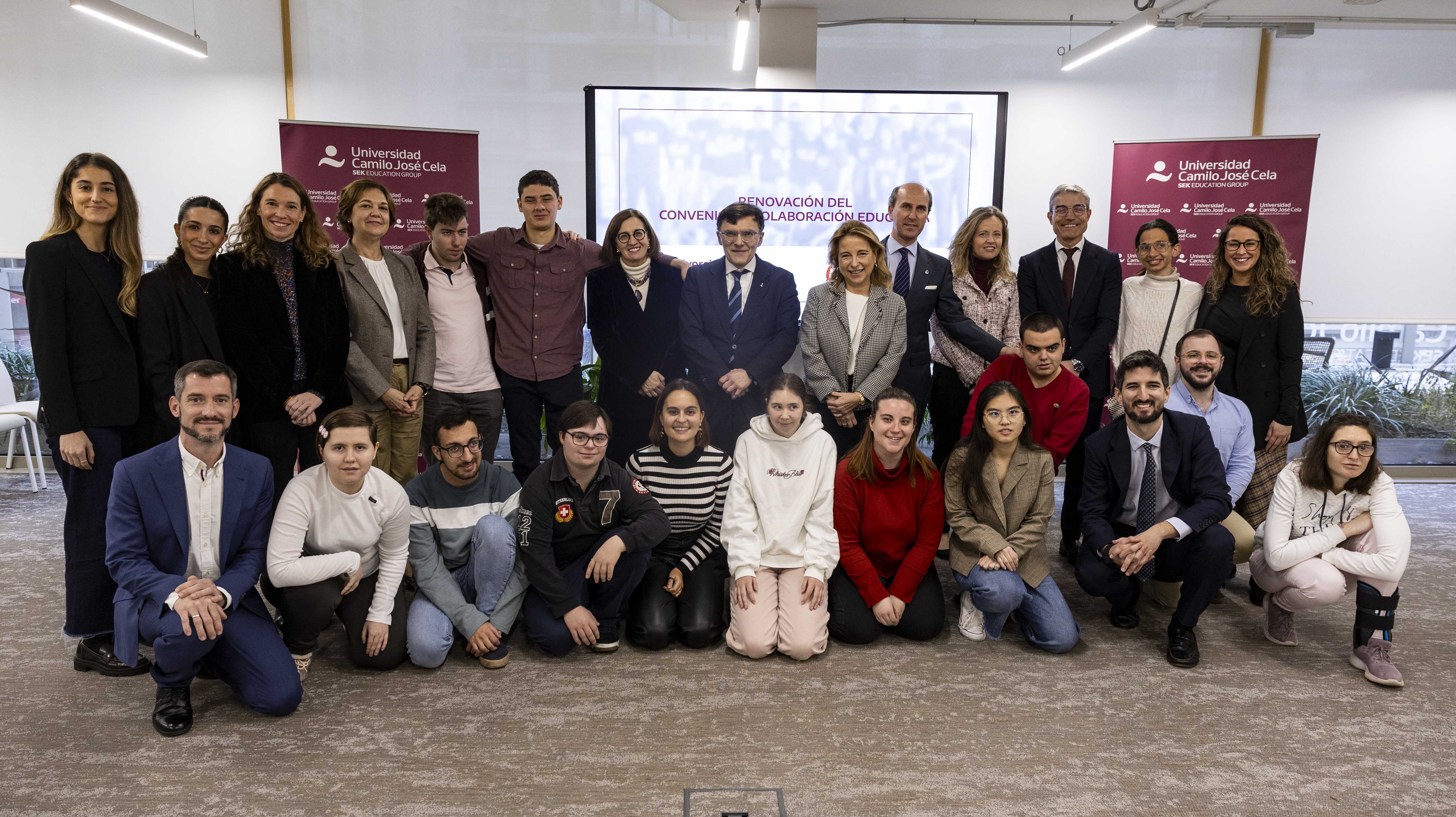 Foto de familia de alumnos y responsables de Fundación ONCE y la Universidad Camilo José Cela en el acto de la firma