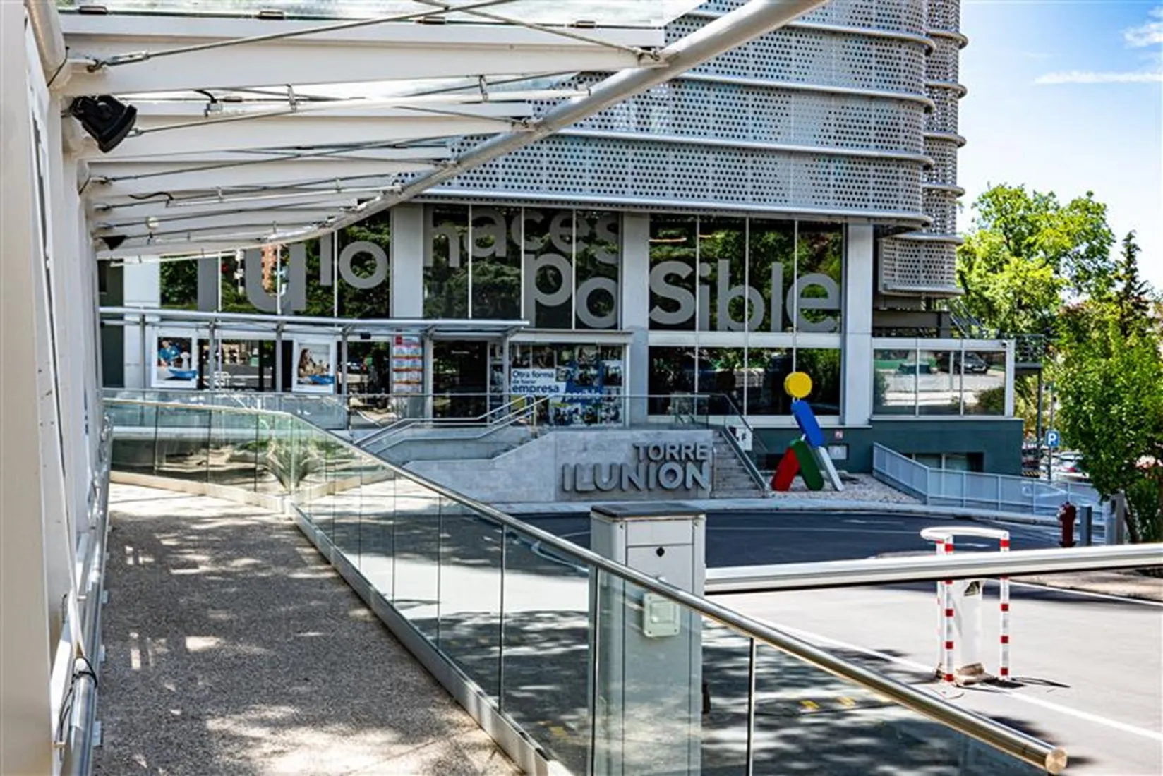 Pasarela de entrada a Torre Ilunion en Madrid