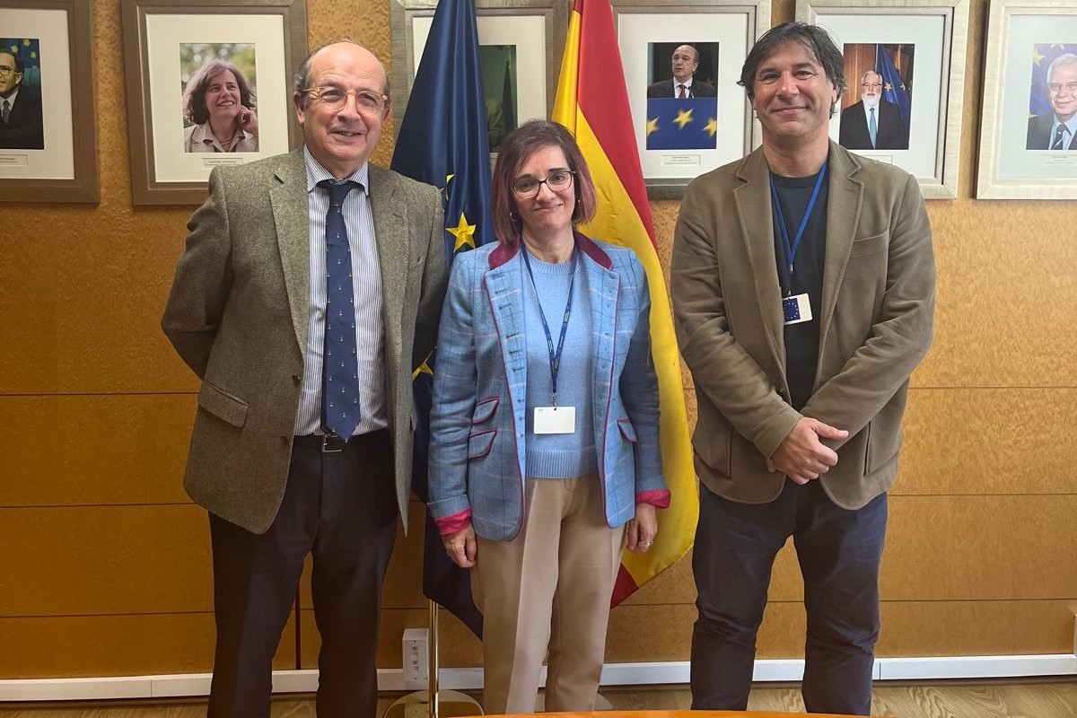 De izda. a dcha, Daniel Calleja, Pilar Villarino y Gregorio Saravia, durante el encuentro