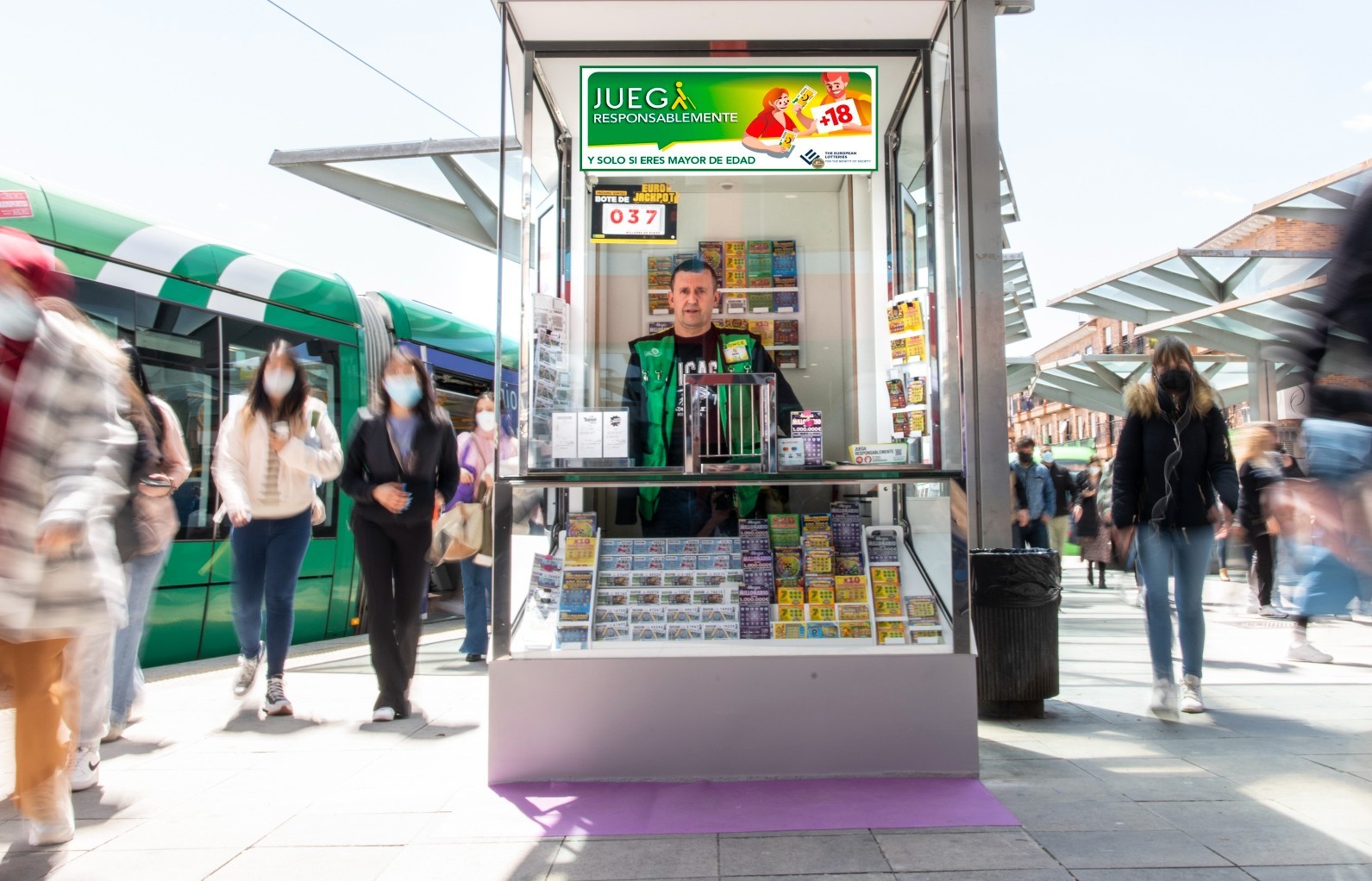 Vendedor de la ONCE en un kiosco con el cartel de Juego Responsable