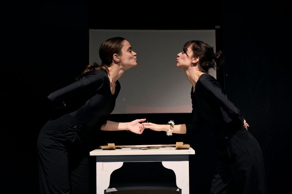 Emma Vallejo y Mari López durante los ensayos