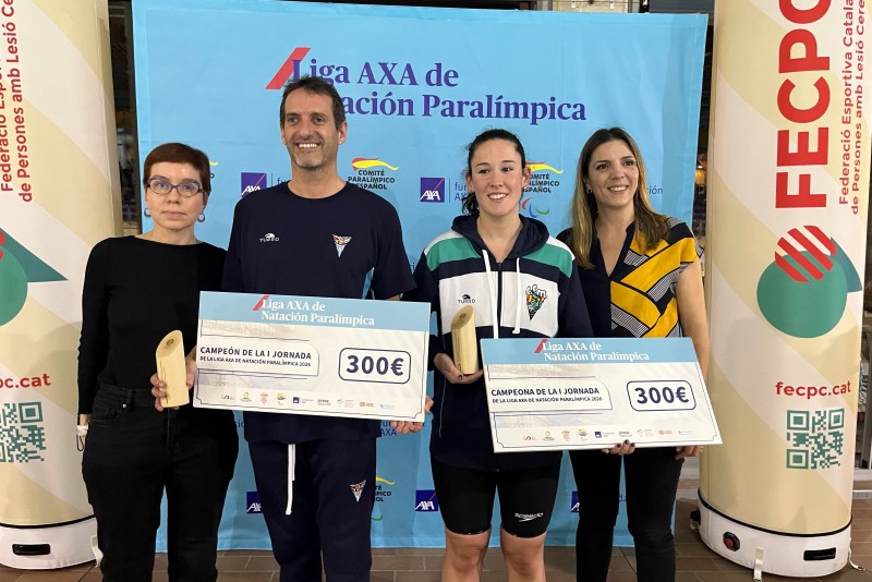 Albert Gelis y Marian Polo, en el centro de la imagen, muestran sus diploma de campeones