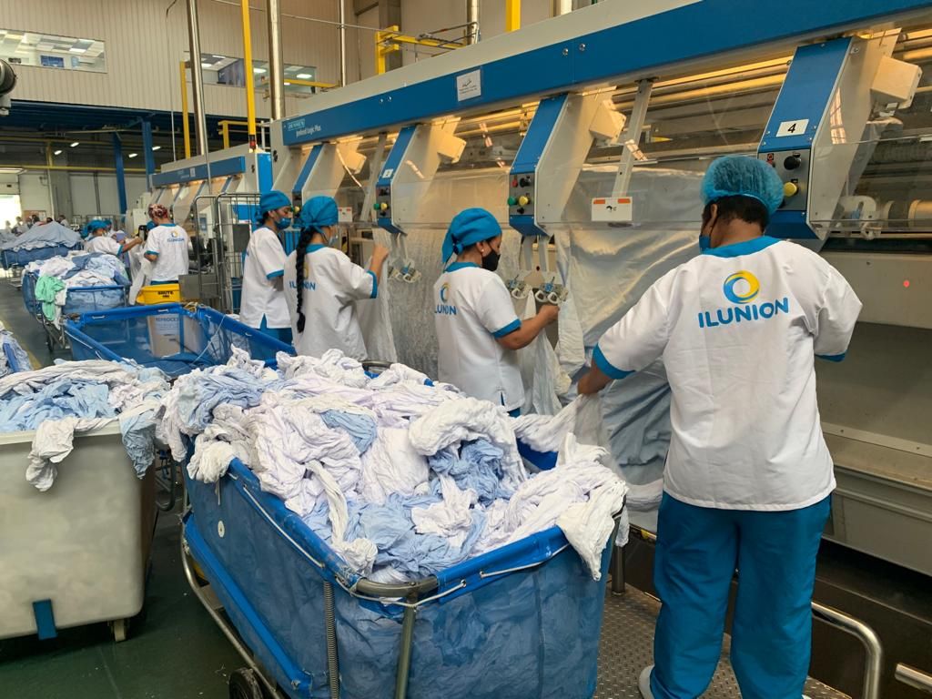 Trabajadores de una de las lavanderías de Ilunion, que es centro especial de empleo de iniciativa social