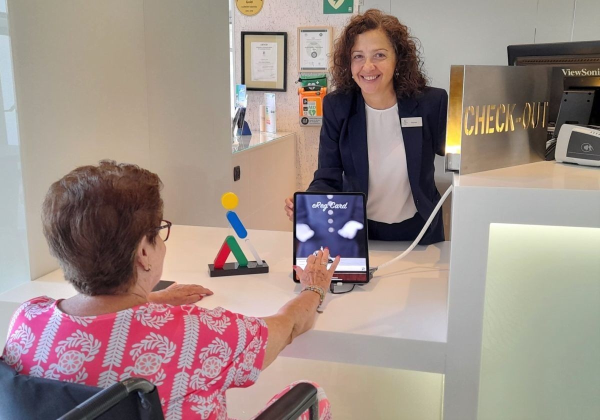 Una mujer con discapacidad siendo atendida en un hotel de ILUNION | Foto de Servimedia