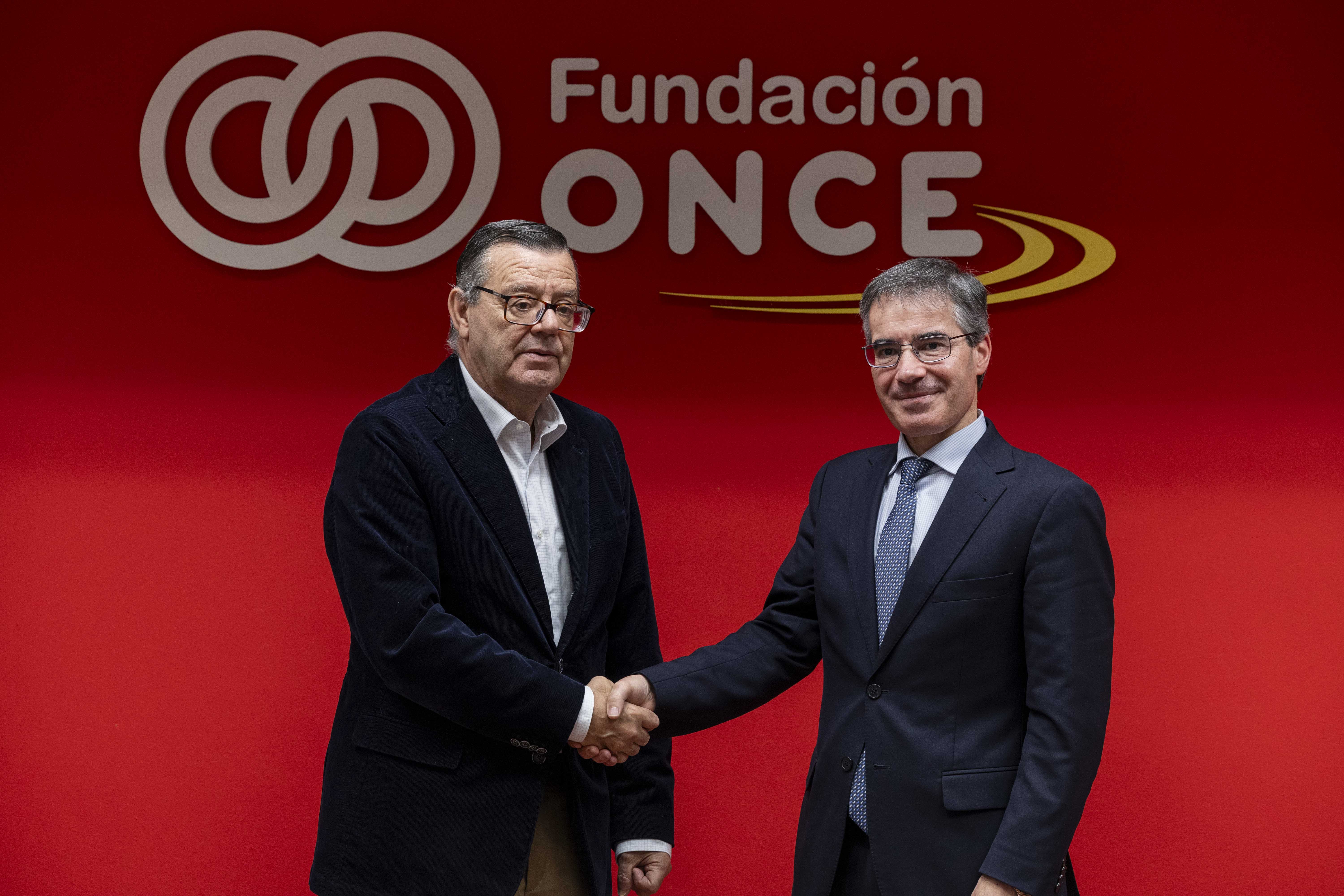 José Luis Martínez Donoso y Miguel Rodríguez estrechan sus manos tras la firma del acuerdo