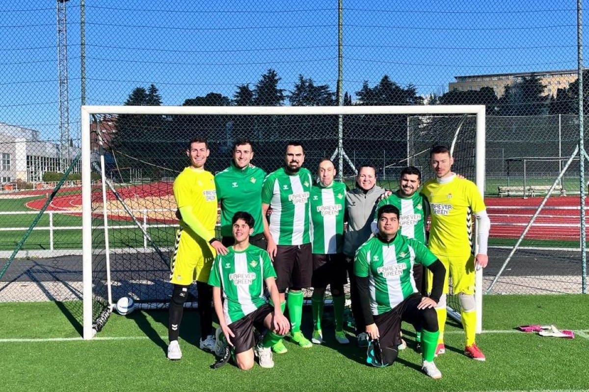 Equipo Betis-ONCE en el campo de juego, con la equipación, y con la portería de fondo