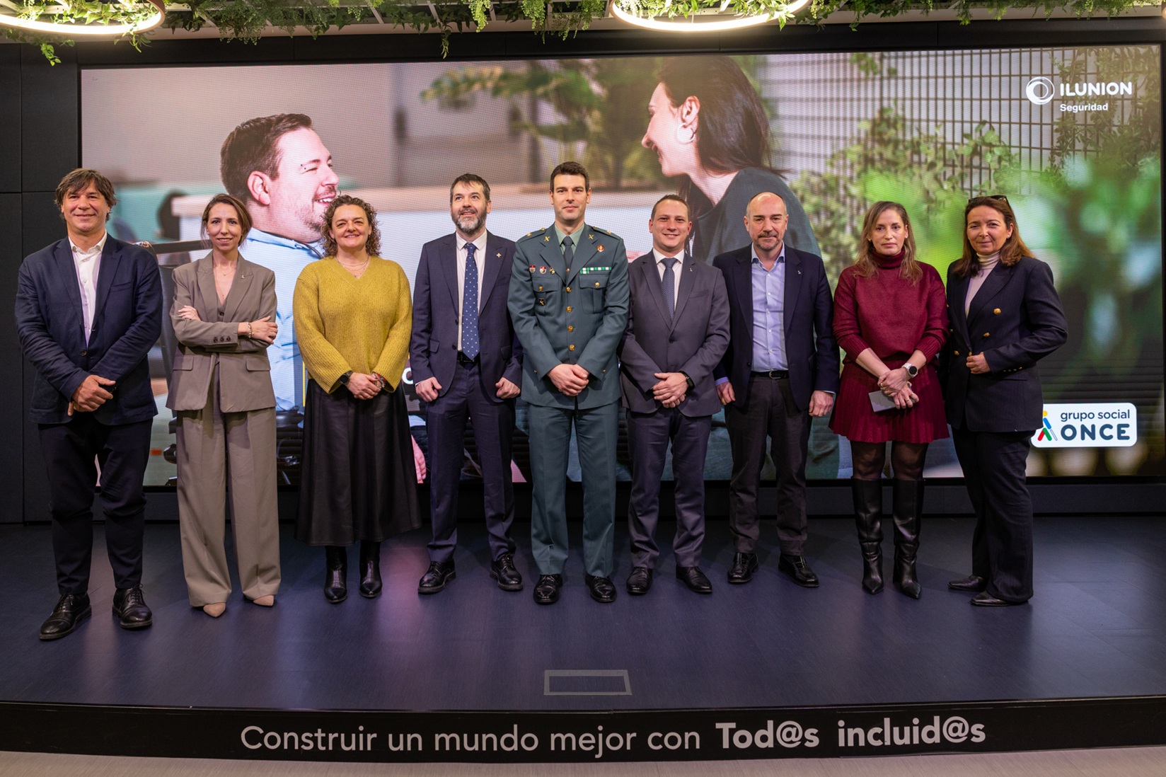 Foto de familia de los intervinientes en la jornada de Ilunion Seguridad