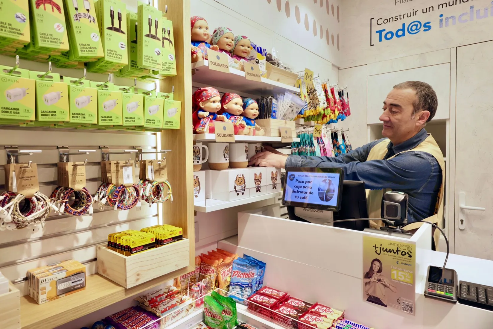 Trabajador  de Ilunion Tu Tienda en el HUCA en el mostrador de la misma 