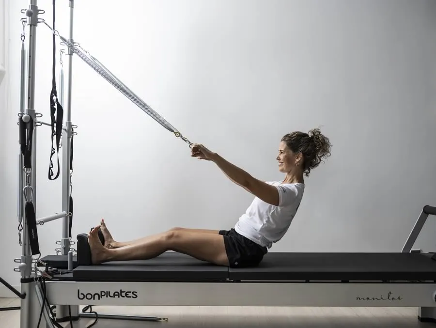 Una persona realizando ejercicio en una máquina