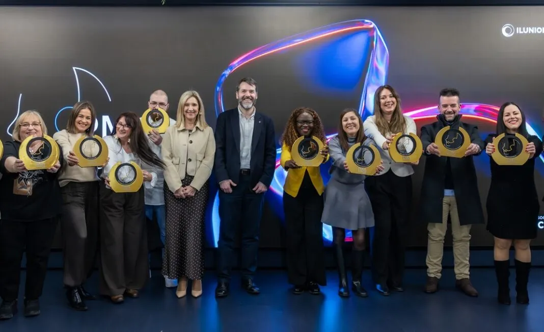 Foto de familia de todos los galardonados con el premio