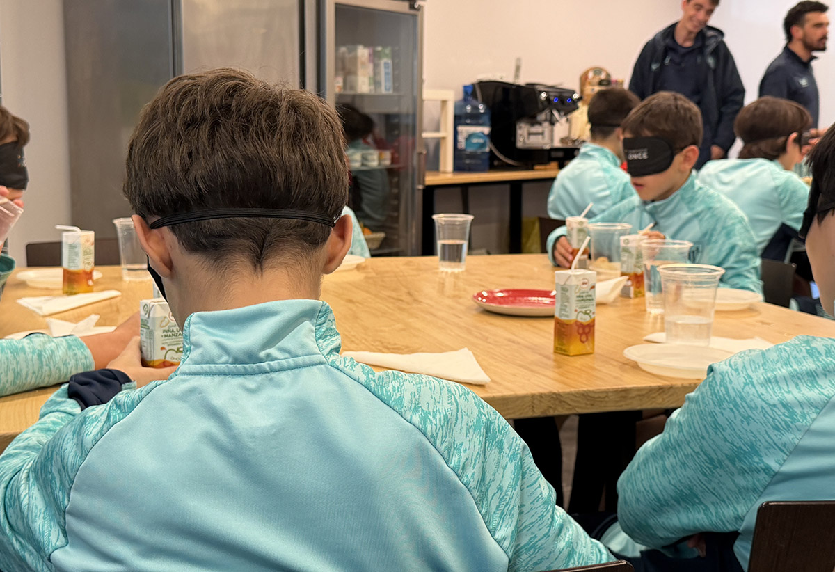 Un momento de la merienda a ciegas