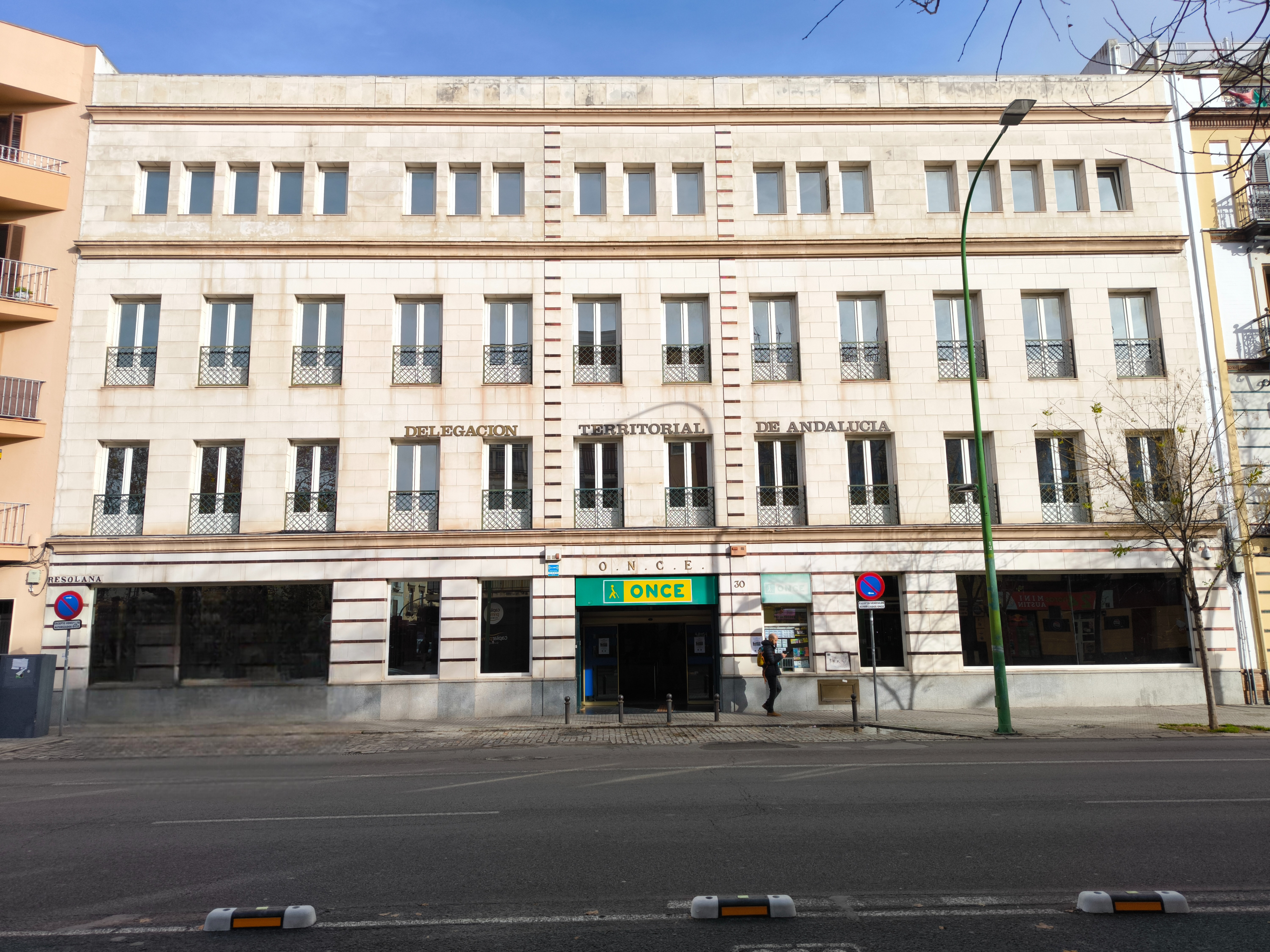 Fachada del edificio actual de la sede de la ONCE en la calle Resolana de Sevilla
