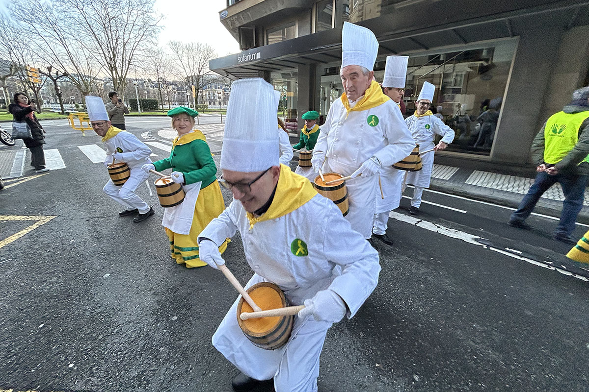 Varios integrantes de Hamaika Danborrada en plena acción