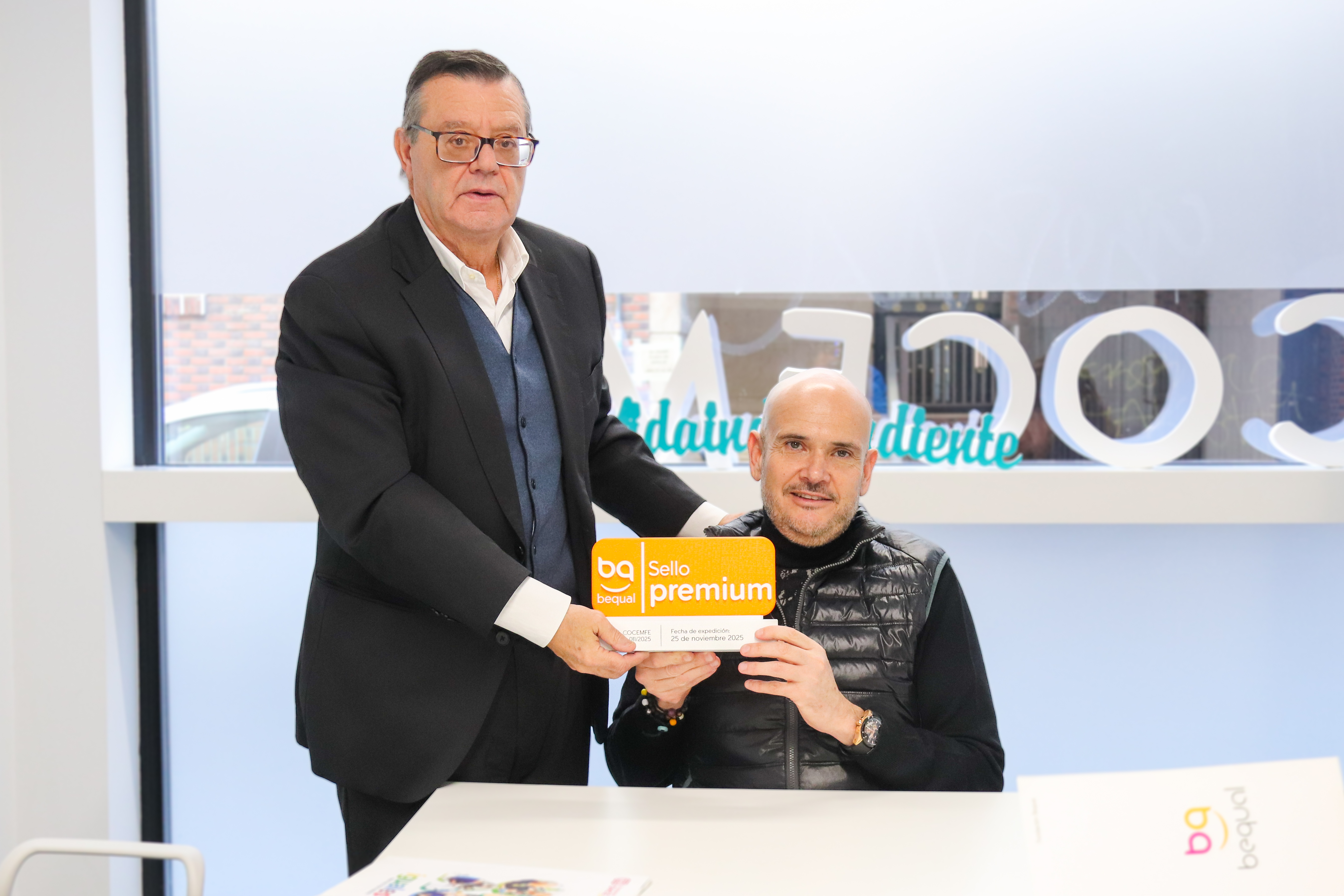 José Luis Martínez Donoso y Anxo Queiruga muestran el certificado Bequal PREMIUM