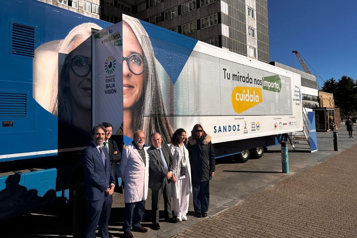 Imagen del camión en el que se realizan las revisiones oftalmológicas de la campaña de prevención ocular impulsada por la FOBV y Sandoz, junto a los médicos y responsables de ambas entidades, el el Hospital La Paz de Madrid